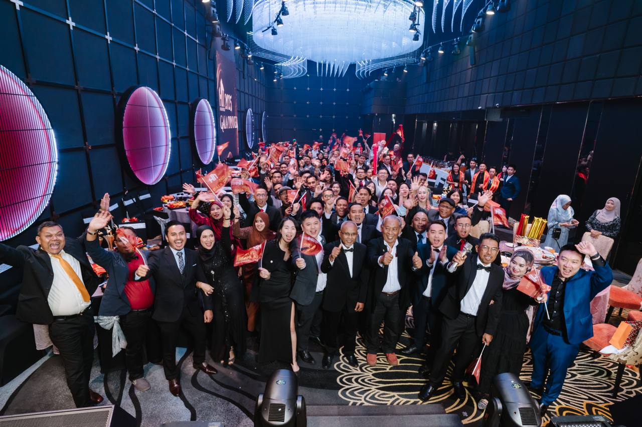 A large group gathered in the gala dinner hall.